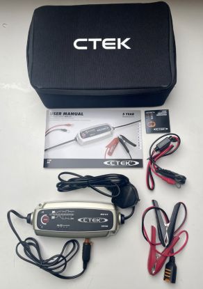 CTek Battery Charger with Indicator eyelet connect case