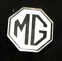 PIN BADGE MG OCTAGON BLK/WHITE